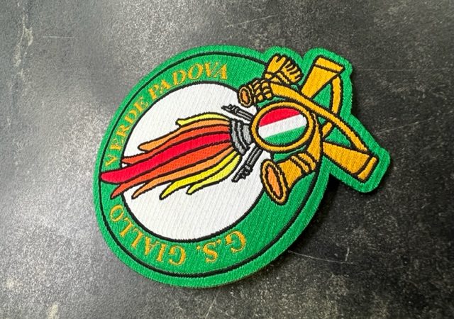 gewebtes Logo mit lasercut-Rand